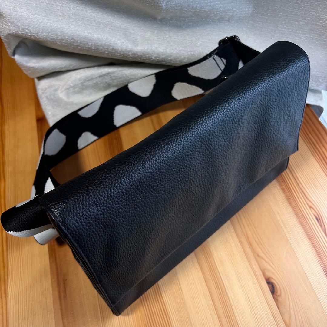 美品✨イアパピヨネ ダルメシアン ワイドテープショルダー 柄 ブラック