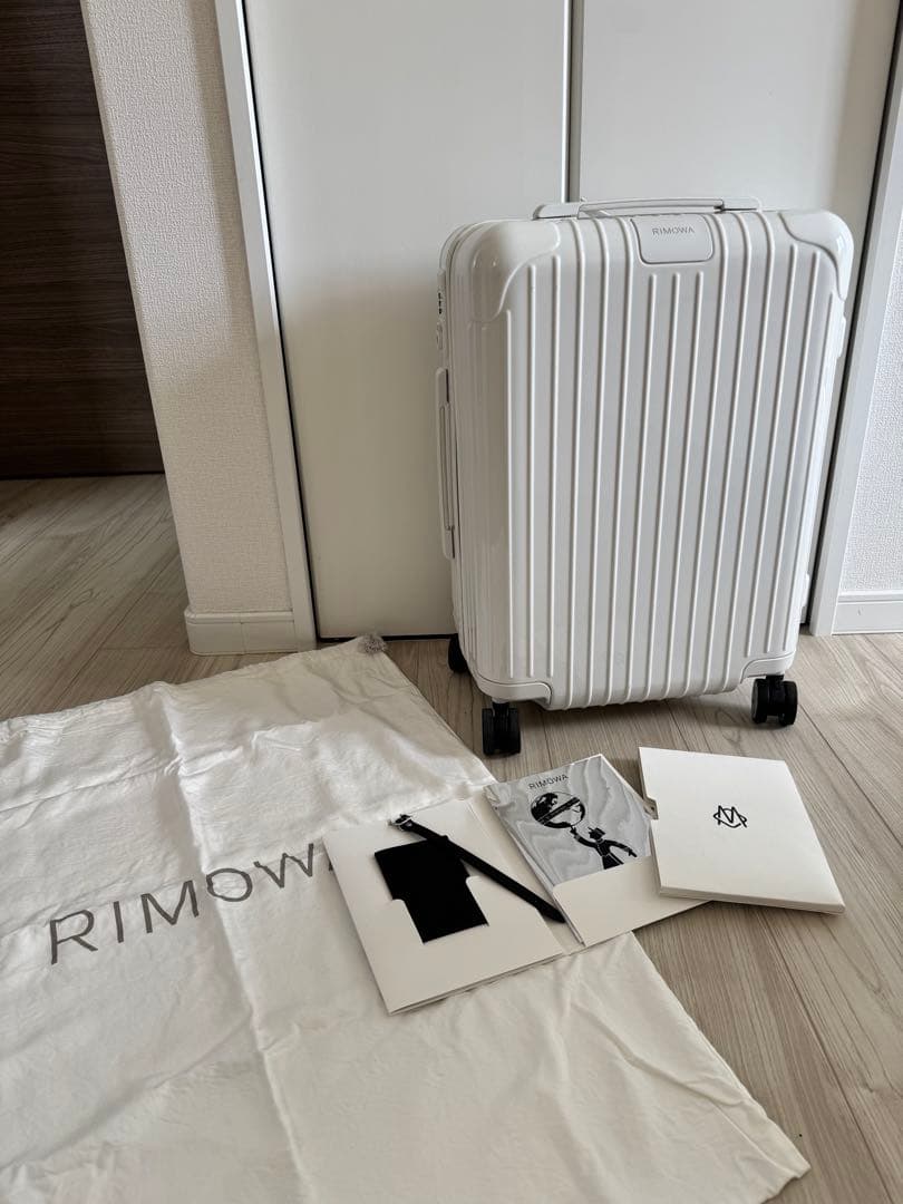 新品同様 RIMOWA 36L Essential cabin 機内持込サイズ白