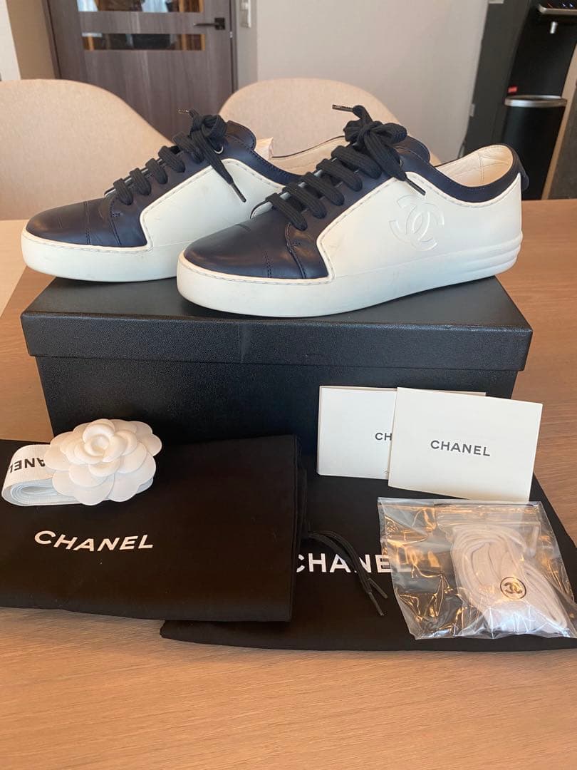 専用になります✨値下げ正規品CHANEL ココマークレザー スニーカー39白&紺