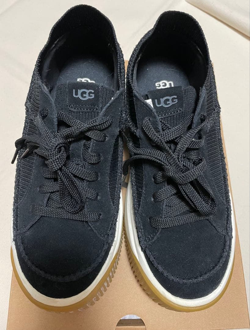 UGG ／ブラック 厚底スニーカー