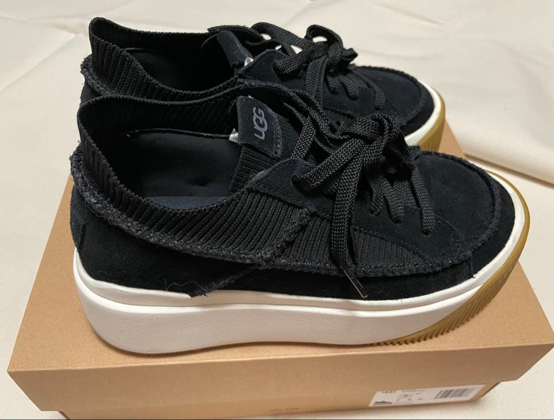 UGG ／ブラック 厚底スニーカー