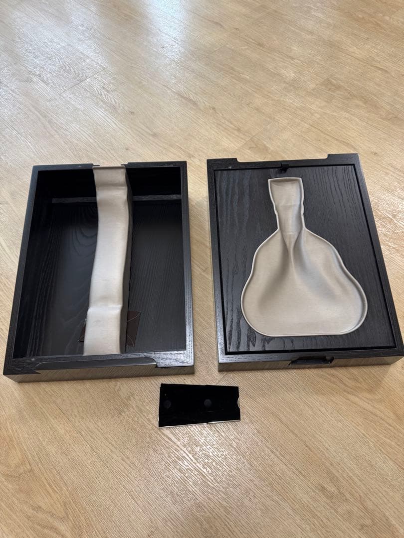 RICHARD HENNESSYの箱