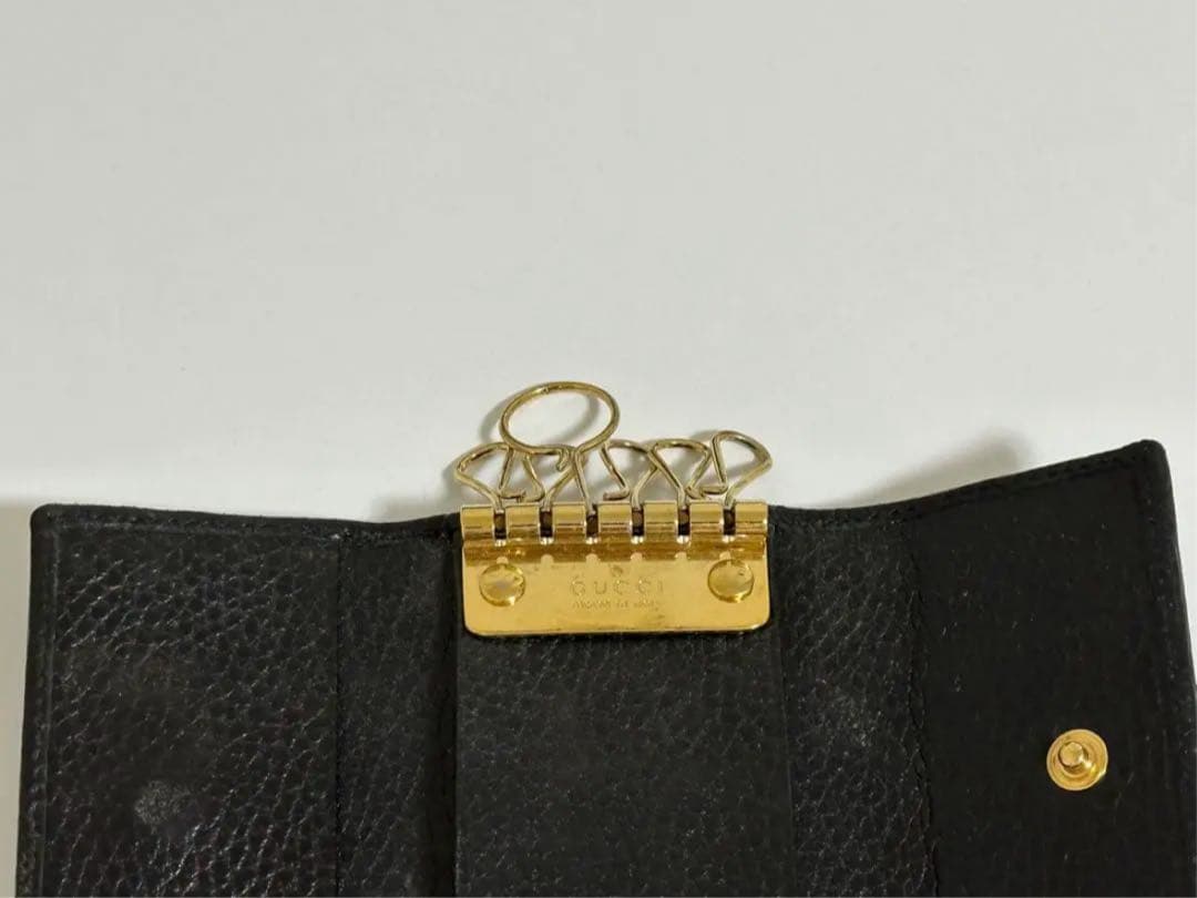 GUCCI ブラックレザーキーケース GGロゴ付き