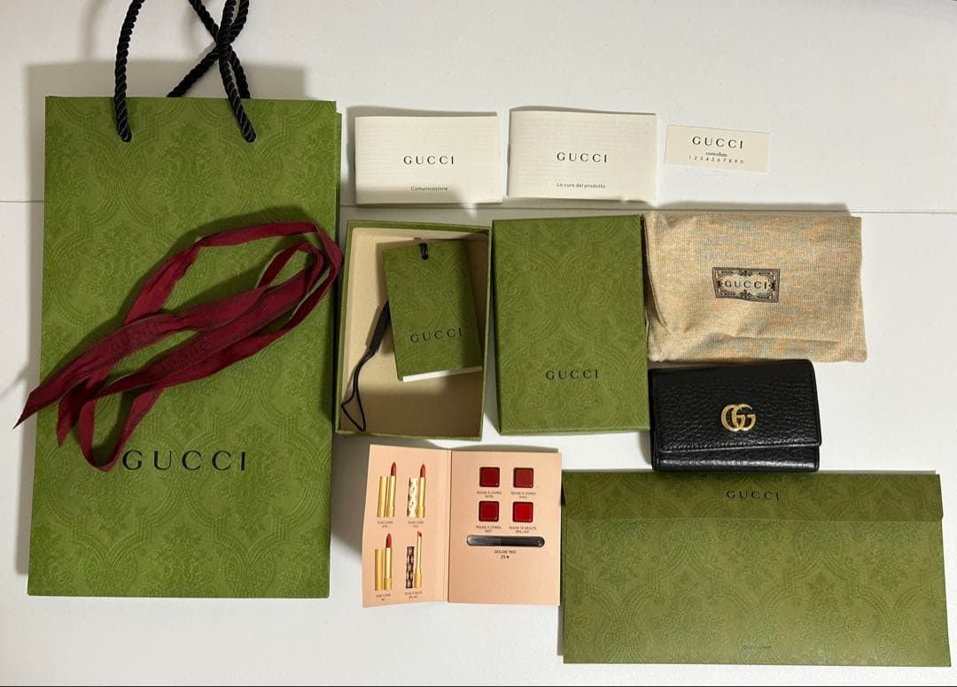 GUCCI ブラックレザーキーケース GGロゴ付き