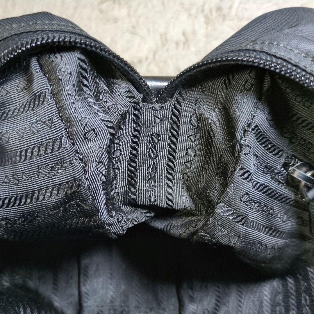 近年モデル PRADA テスートナイロン 三角プレート カメラバッグ ブラック