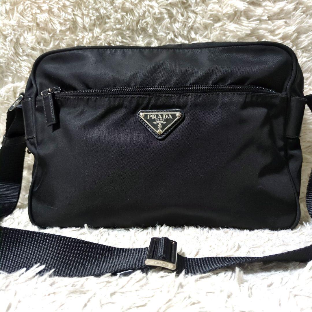 近年モデル PRADA テスートナイロン 三角プレート カメラバッグ ブラック