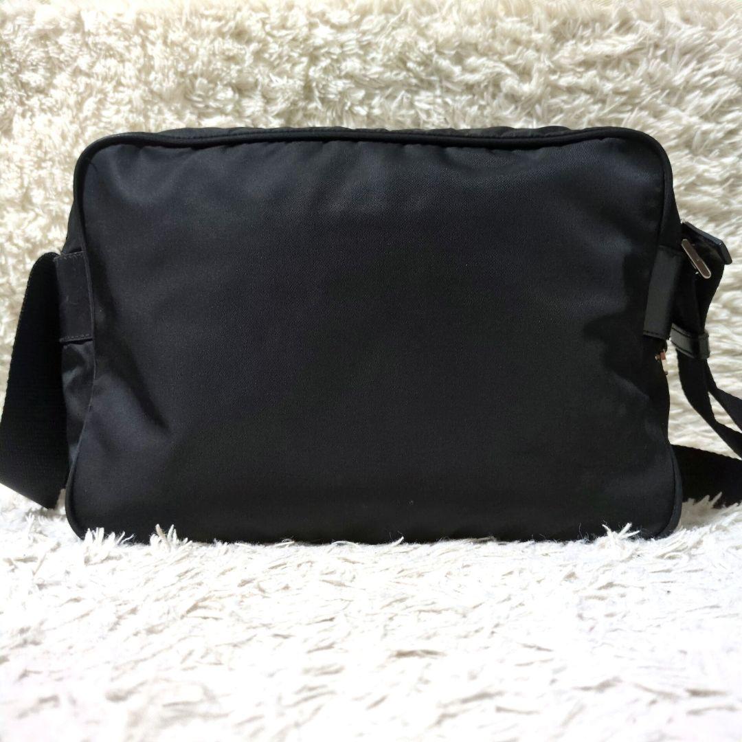 近年モデル PRADA テスートナイロン 三角プレート カメラバッグ ブラック