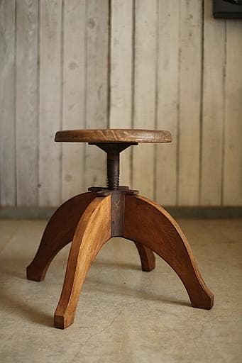 古い木製の回転丸椅子