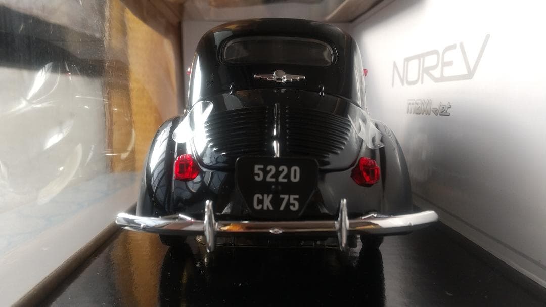 1/18 NOREV Renault ルノー 4CV 1954年 ブラック