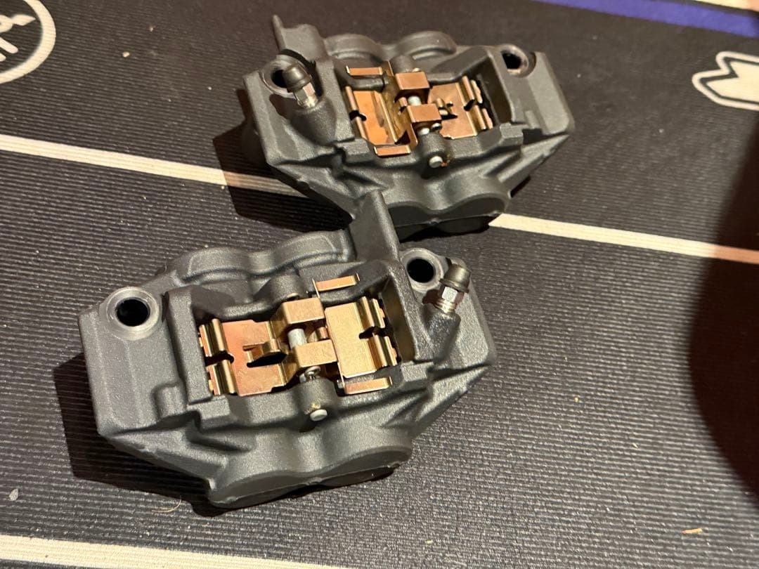 ヤマハXSR900 2022-純正フロントブレーキキャリパー