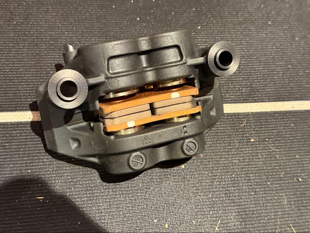 ヤマハXSR900 2022-純正フロントブレーキキャリパー