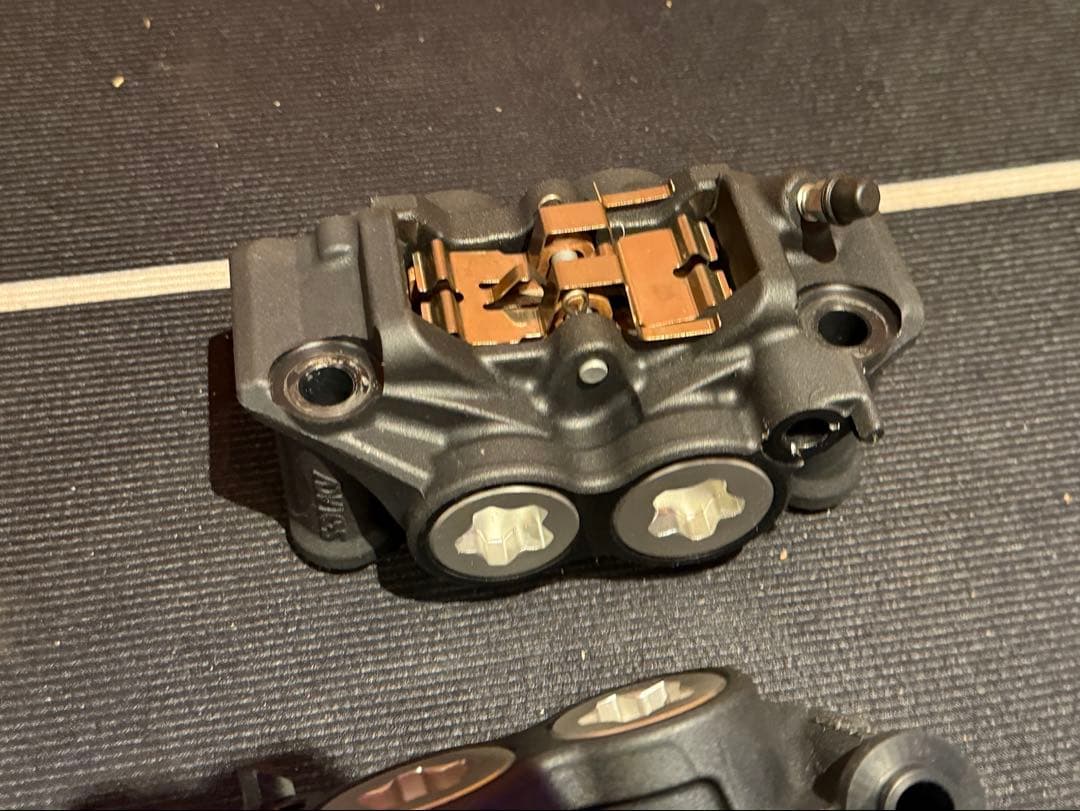 ヤマハXSR900 2022-純正フロントブレーキキャリパー