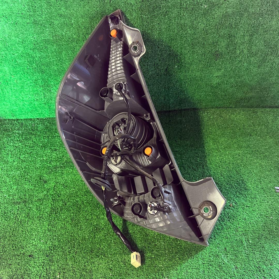 トヨタアクア NHP10 純正 右 テールランプ