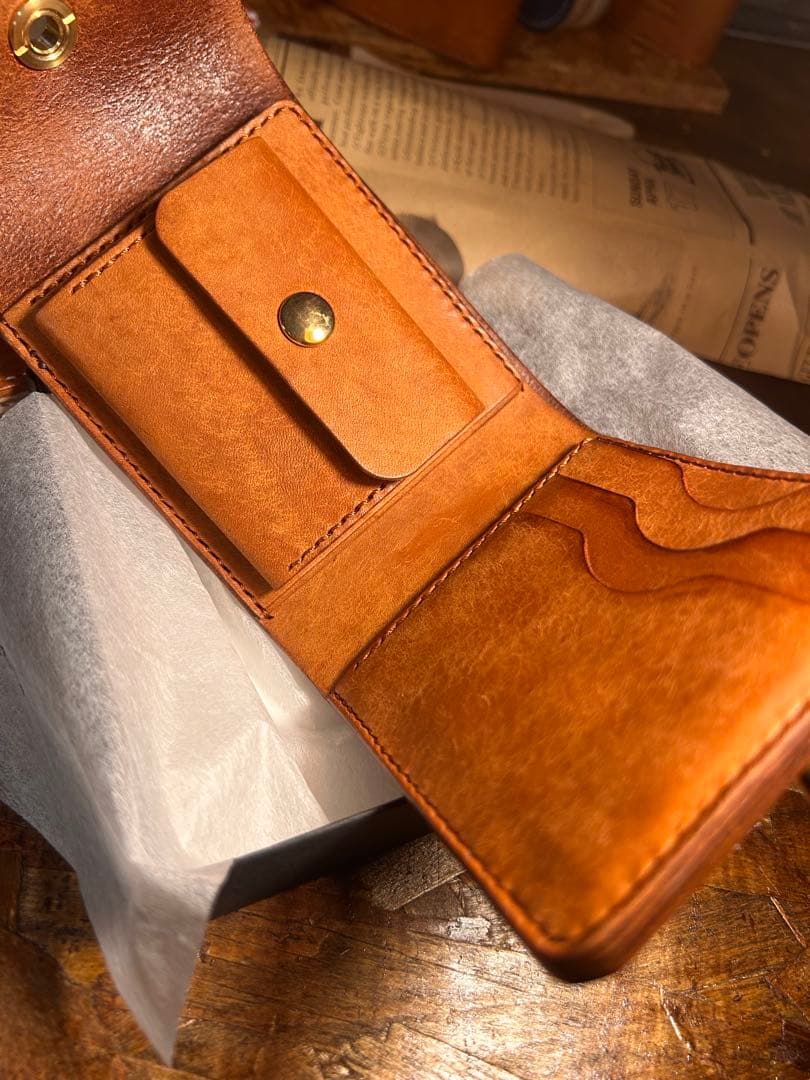 新品！コンパクト　本革　イタリア製マルゴーレザーウォレット　総手縫い真鍮金具