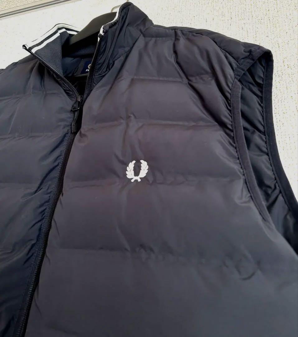 FRED PERRY 黒 ダウンベスト