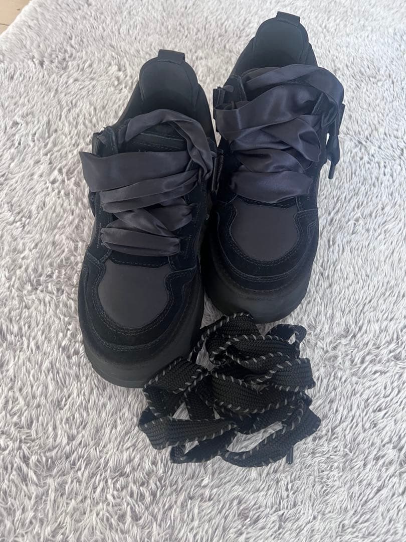 UGG ASTROMEL ブラック厚底スニーカー