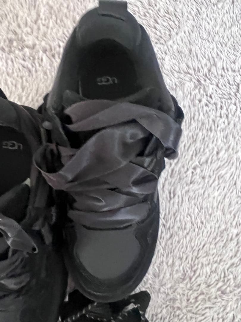 UGG ASTROMEL ブラック厚底スニーカー