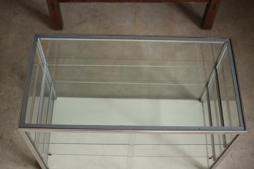 古いアルミフレームの卓上全面ガラスケース　収納棚　キッチン収納　古家具　古道具