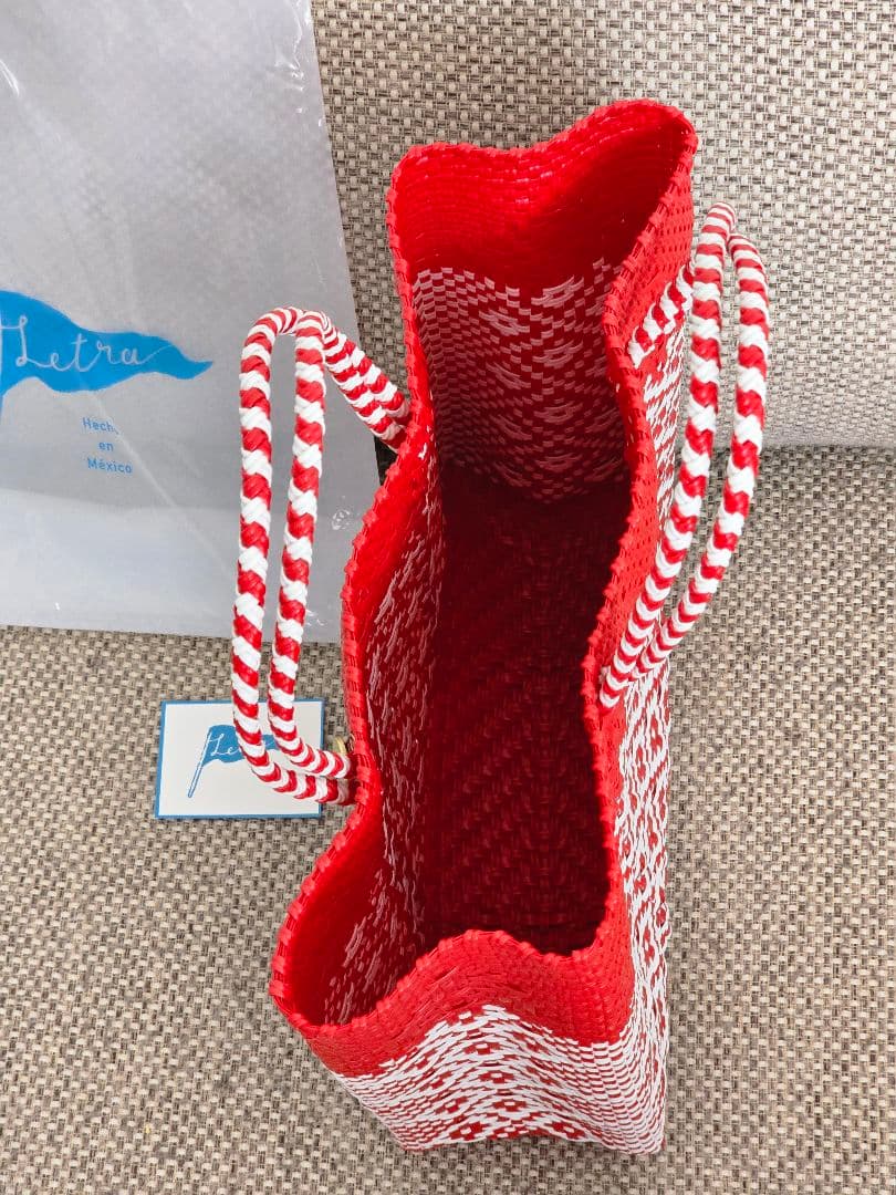 新品未使用・ レトラ メルカドバッグ ボンボンチャーム付き 赤系