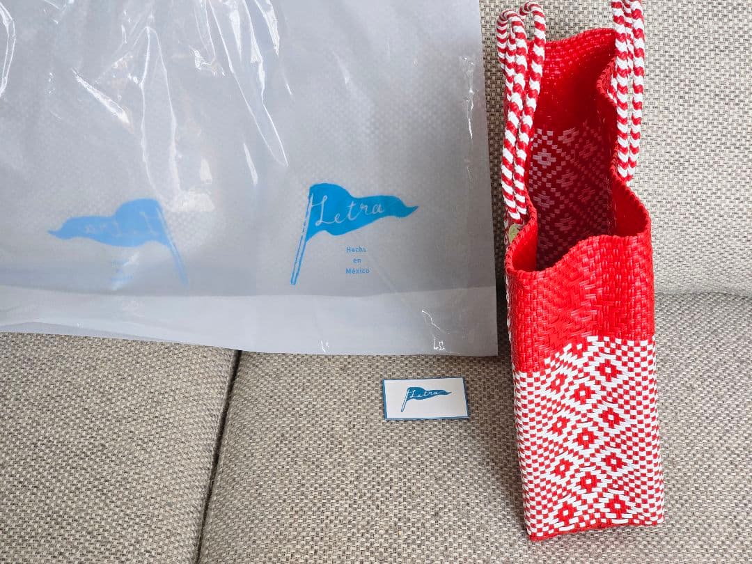 新品未使用・ レトラ メルカドバッグ ボンボンチャーム付き 赤系