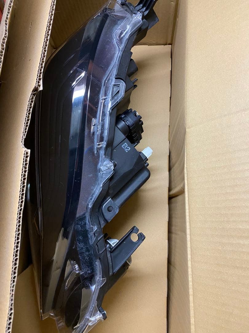 ヤリス クロス MXPB10 MXPJ15 純正 ヘッドライト 右LED