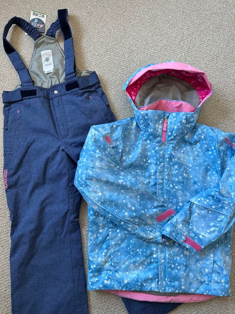 美品✨ クリーニング済　DESCENTE 女の子140スキーウェア サイズ調整可