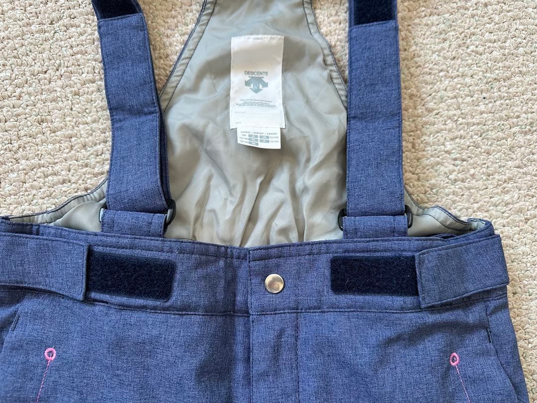 美品✨ クリーニング済　DESCENTE 女の子140スキーウェア サイズ調整可