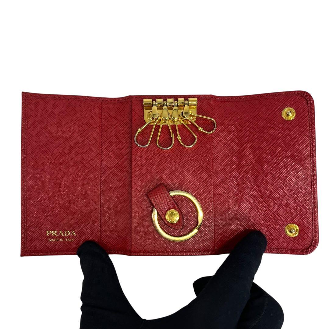 極美✨プラダ キーケース 4連 キーリング サフィアーノレザー 金ロゴ 赤