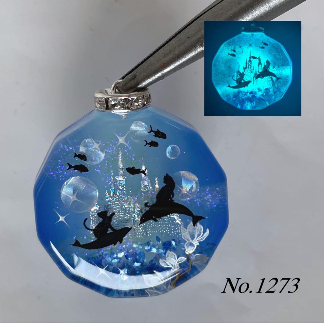 RUKURUKU/花火を眺める窓辺の親子キツネ　オルゴナイトキーホルダー