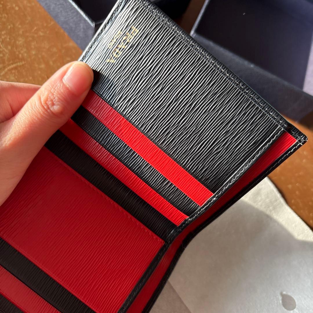 【新品】PRADA 三つ折財布 黒 赤 メンズ エピレザー