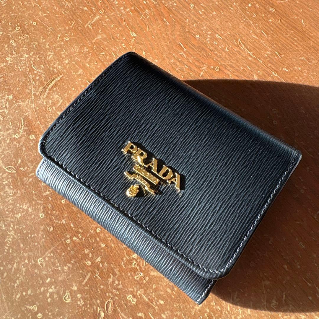 【新品】PRADA 三つ折財布 黒 赤 メンズ エピレザー