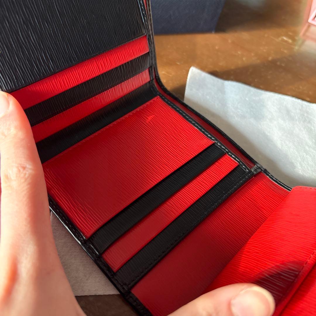 【新品】PRADA 三つ折財布 黒 赤 メンズ エピレザー