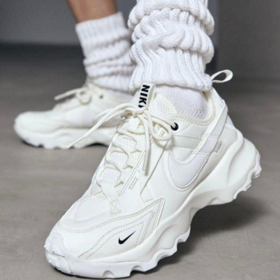 ナイキ NIKE ウィメンズ TC7900 26cm スニーカー ホワイト白