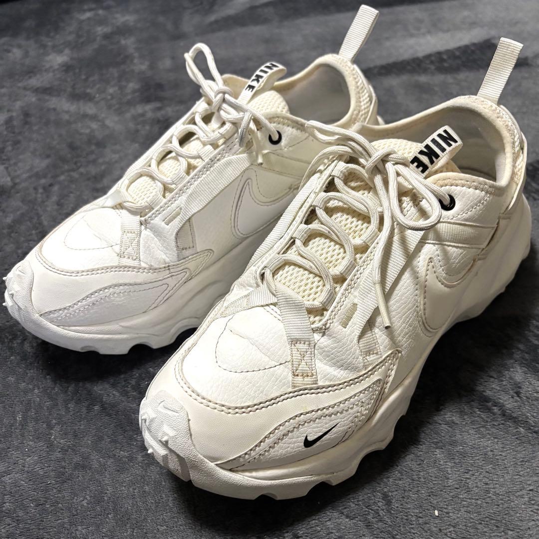 ナイキ NIKE ウィメンズ TC7900 26cm スニーカー ホワイト白