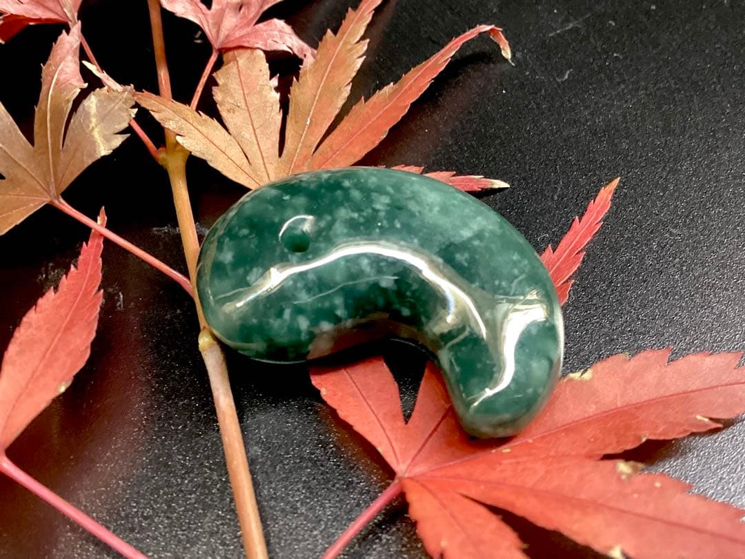 糸魚川翡翠コン沢青 勾玉　コレクションに‼️ 買って損無しの高額商品を　本物保証品