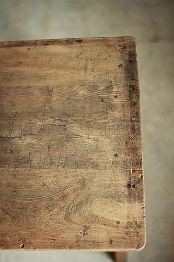 古く味のある小学校の机　木製