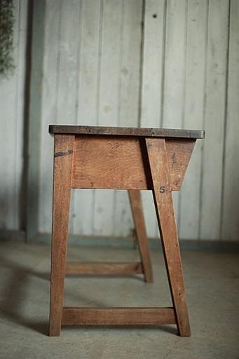 古く味のある小学校の机　木製