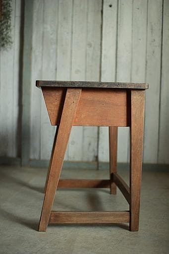 古く味のある小学校の机　木製