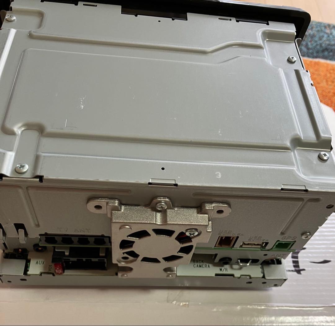 美品　楽ナビ　AVIC-RZ315-B5 カーナビ　フルセグ　リアカメラ有り