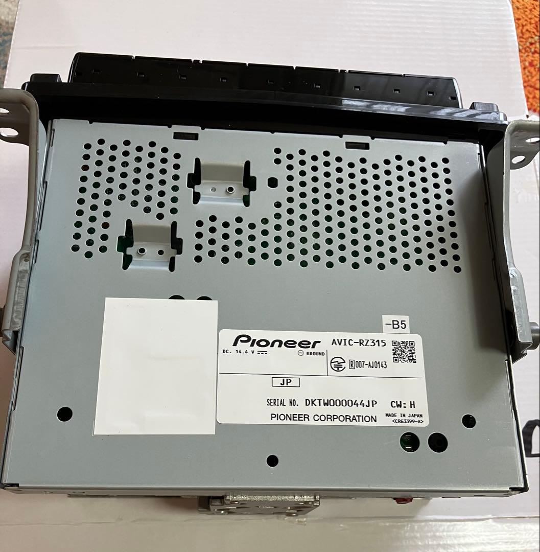 美品　楽ナビ　AVIC-RZ315-B5 カーナビ　フルセグ　リアカメラ有り