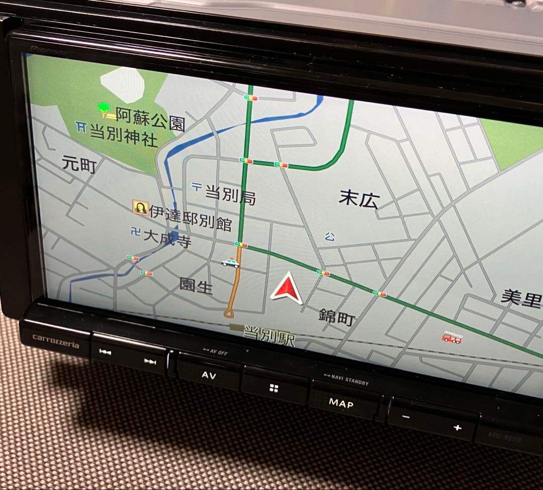 美品　楽ナビ　AVIC-RZ315-B5 カーナビ　フルセグ　リアカメラ有り