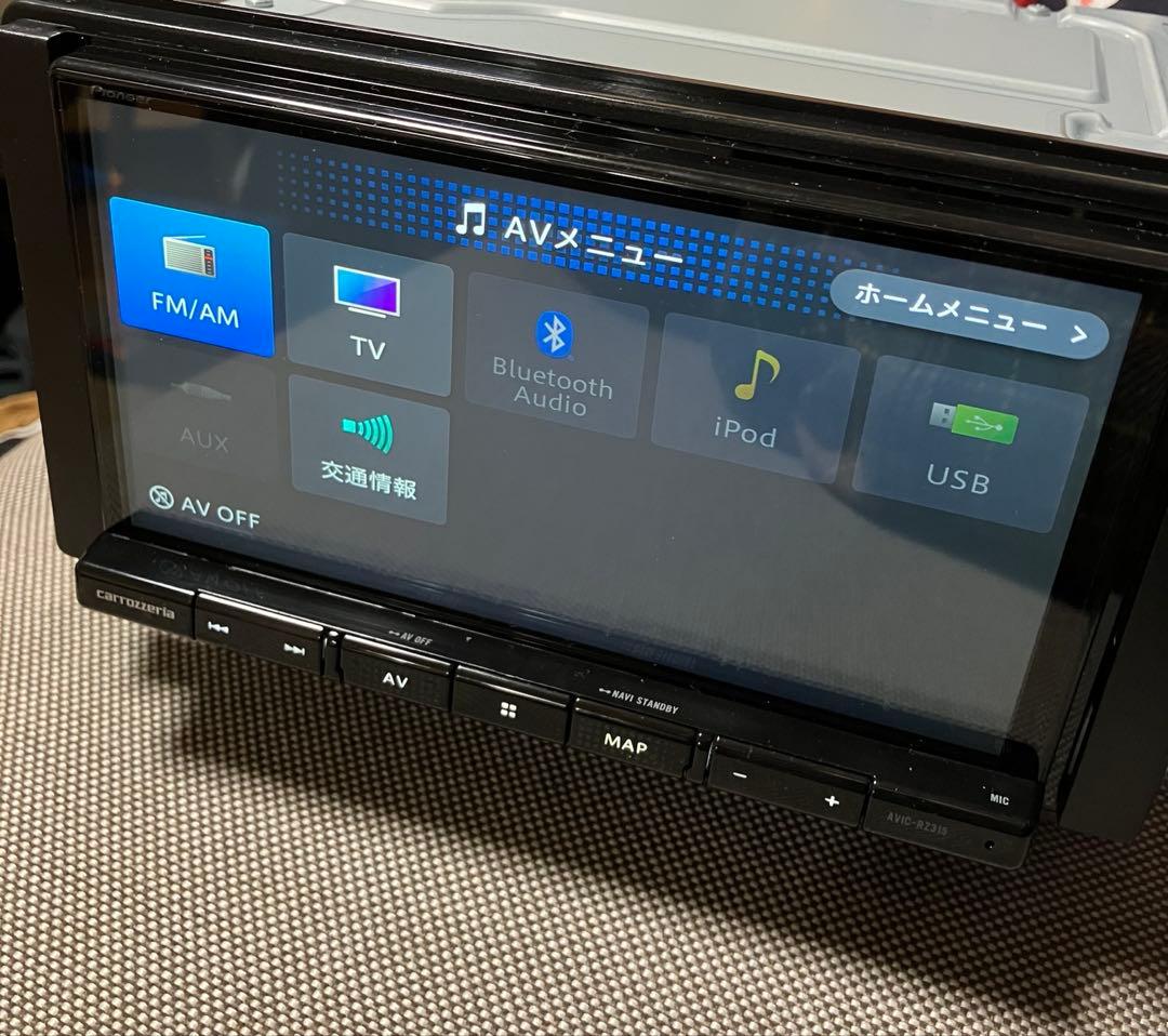 美品　楽ナビ　AVIC-RZ315-B5 カーナビ　フルセグ　リアカメラ有り