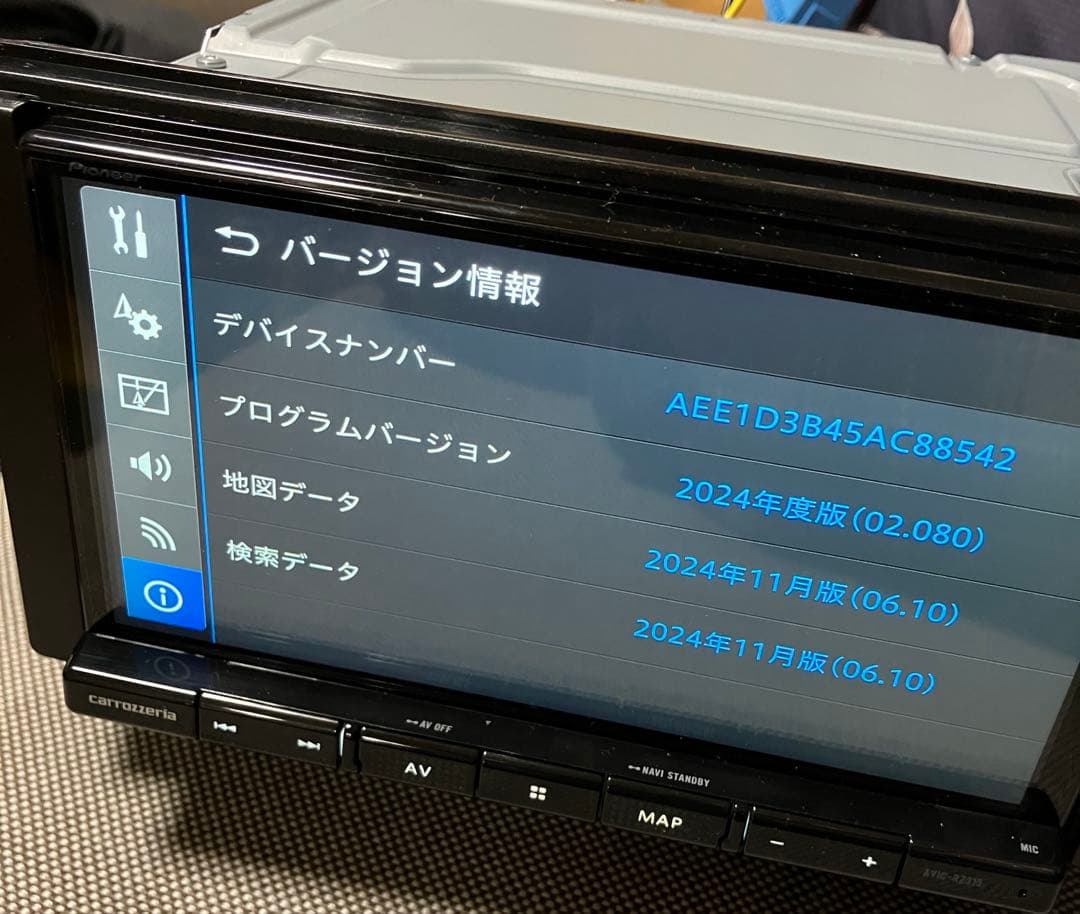 美品　楽ナビ　AVIC-RZ315-B5 カーナビ　フルセグ　リアカメラ有り