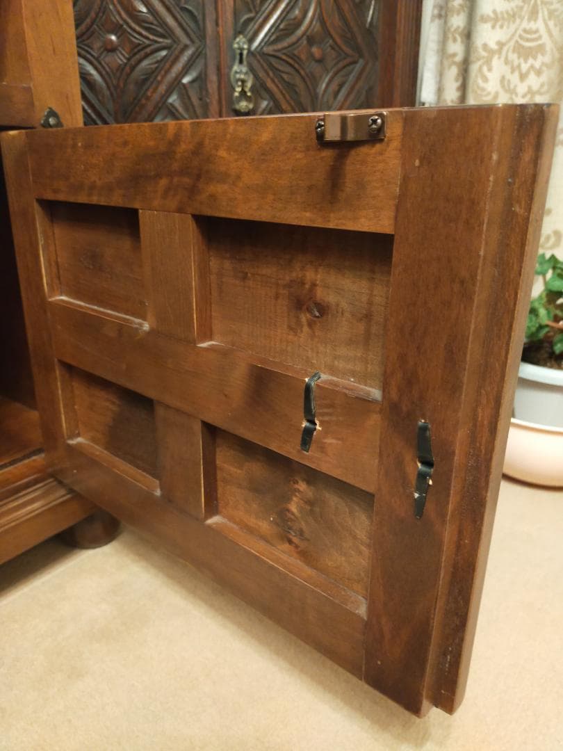 サイドボード、テレビ台