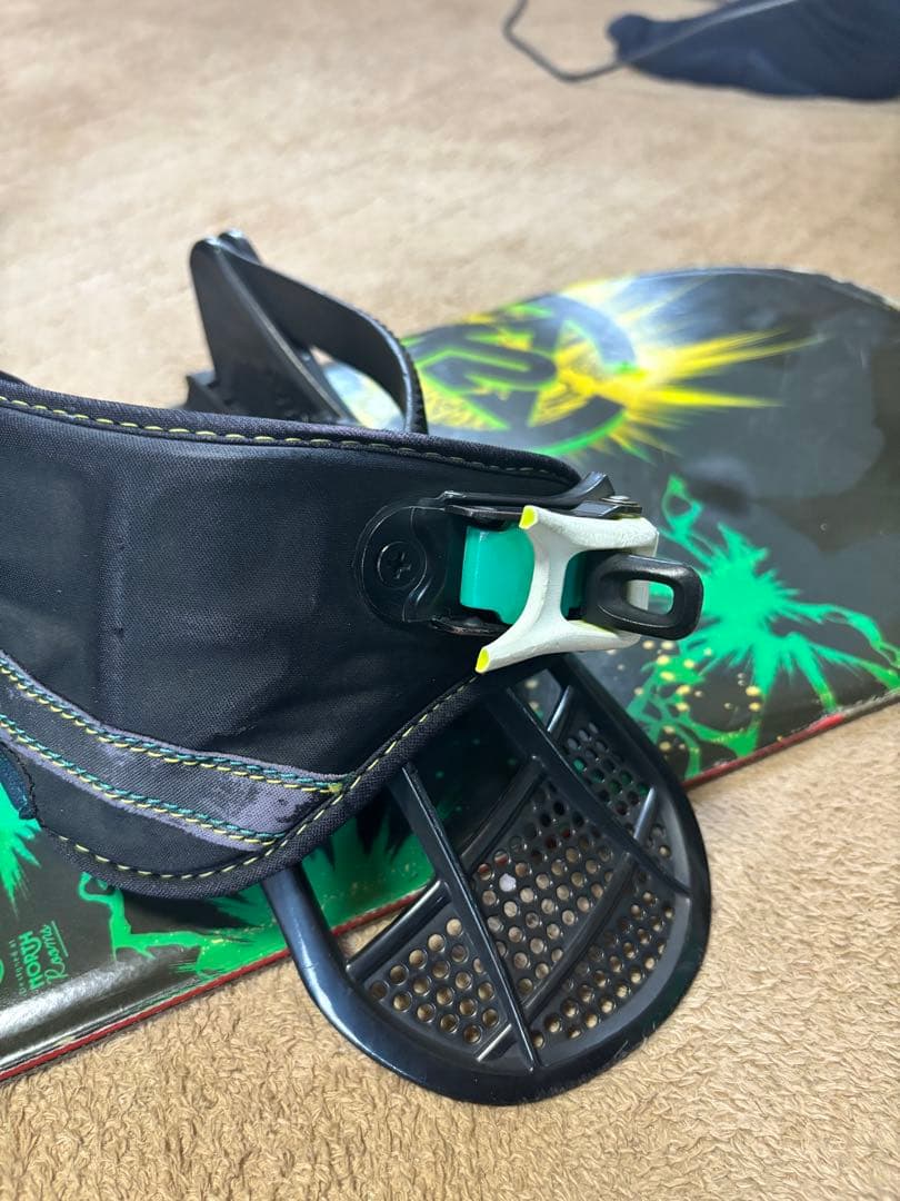 スノーボードとバインディングセット