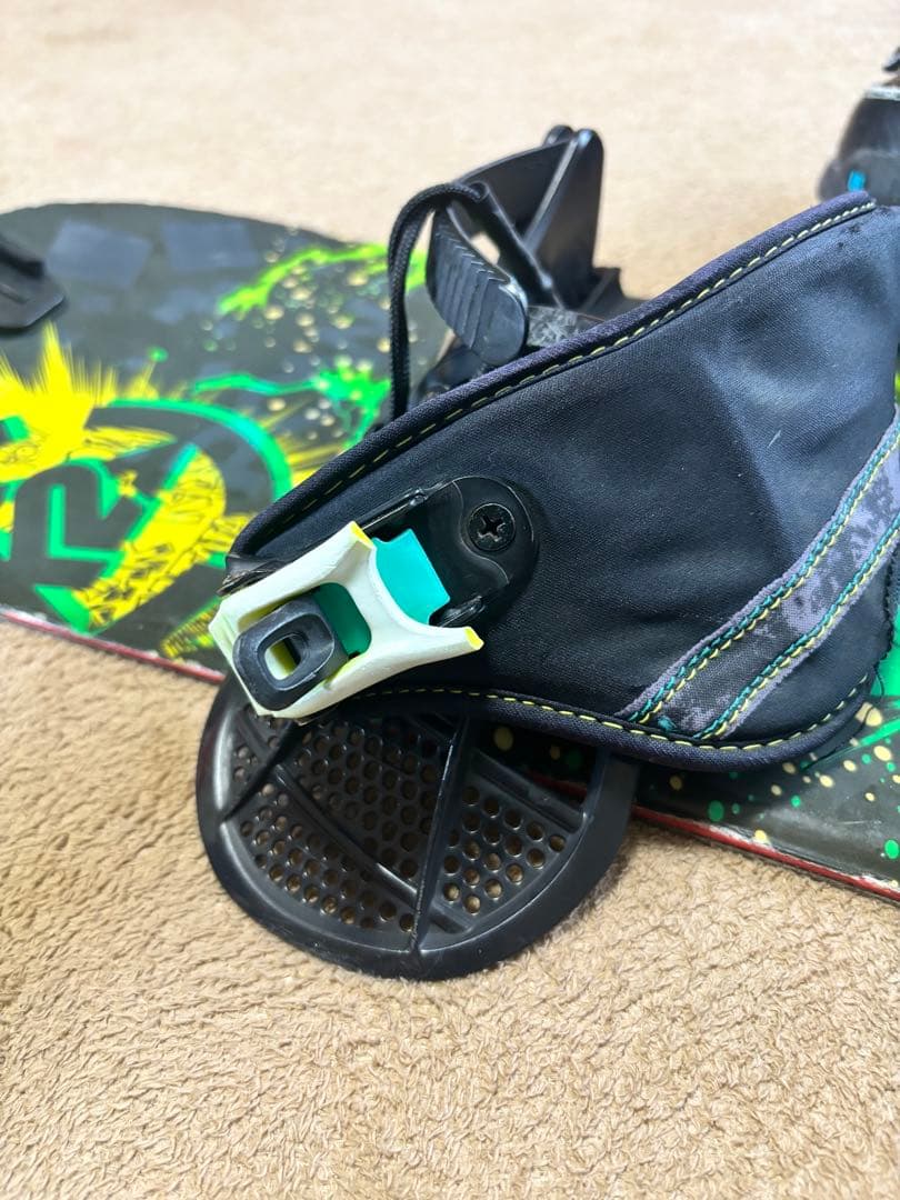 スノーボードとバインディングセット