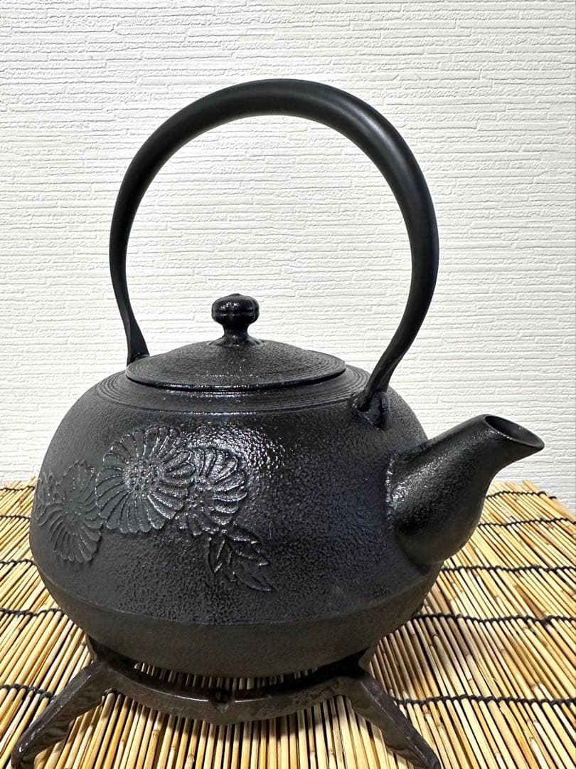 新品、供箱付　南部及春南部宝星堂造　２２型　平丸菊　鉄瓶　南部鉄瓶　南部鉄器