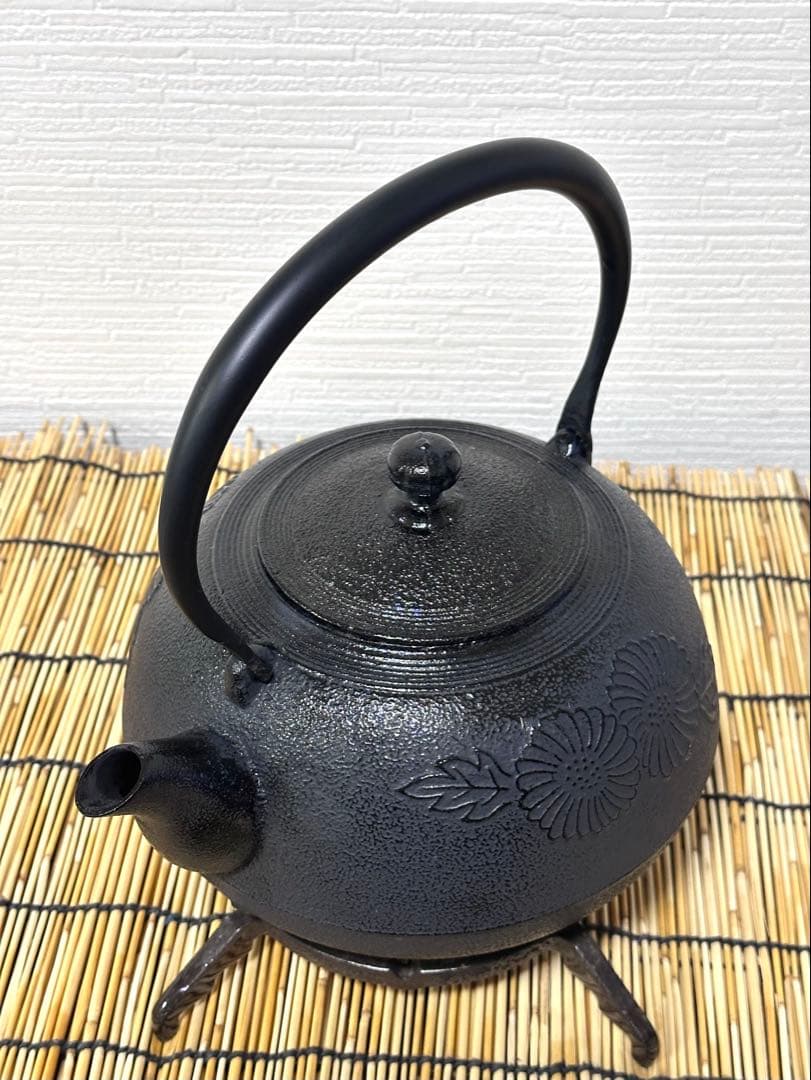 新品、供箱付　南部及春南部宝星堂造　２２型　平丸菊　鉄瓶　南部鉄瓶　南部鉄器