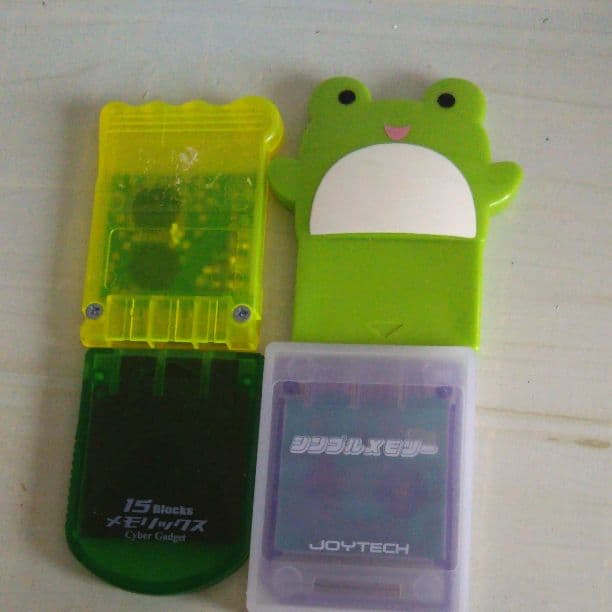 メモリーカード 各333円