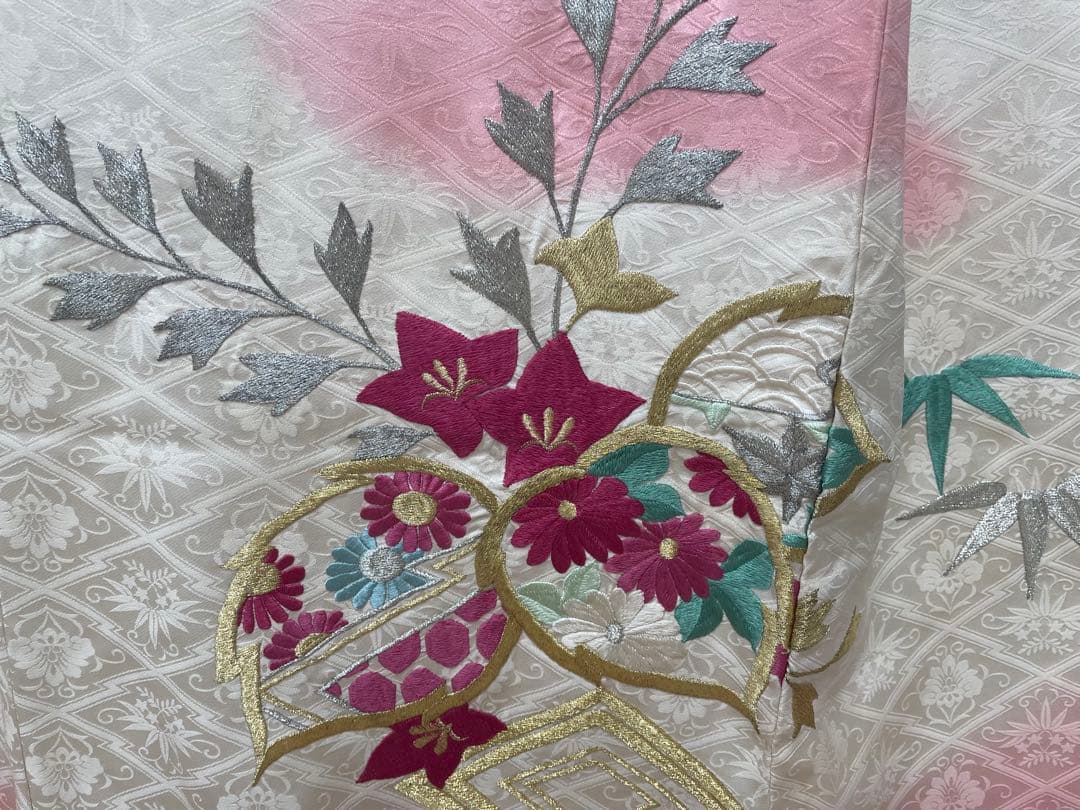 【振袖 】白ピンク 花柄刺繍　アンティーク着物(振袖単品にて出品)